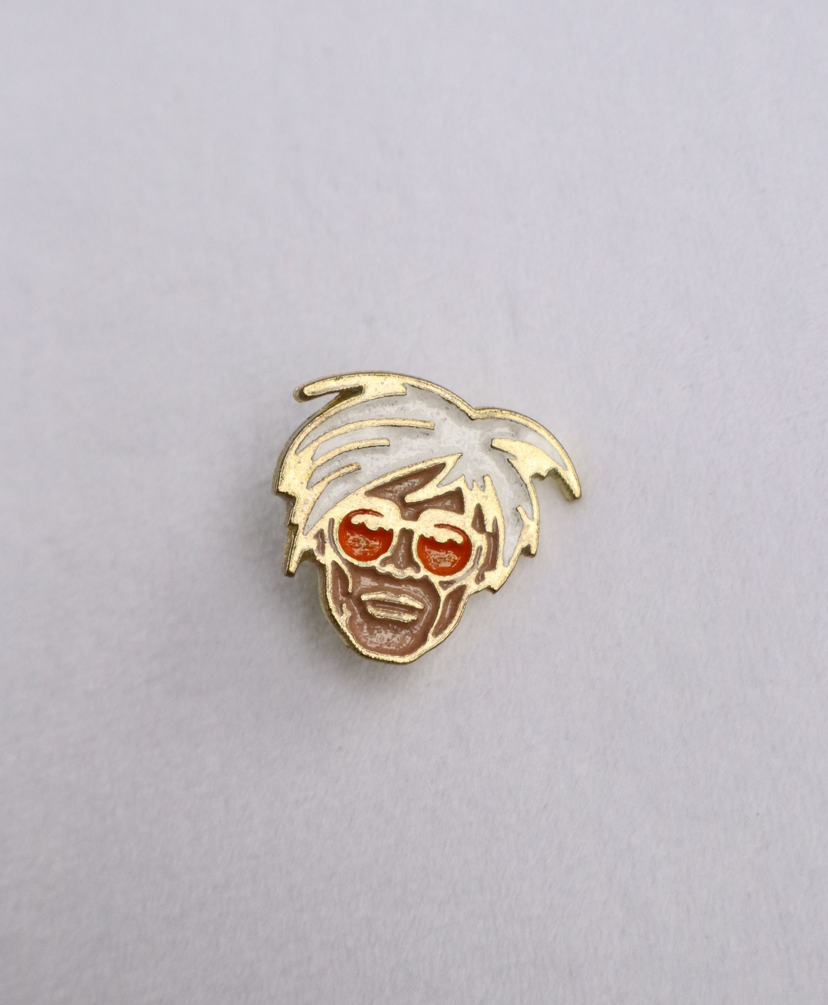 Pin Warhol Hero Dorado