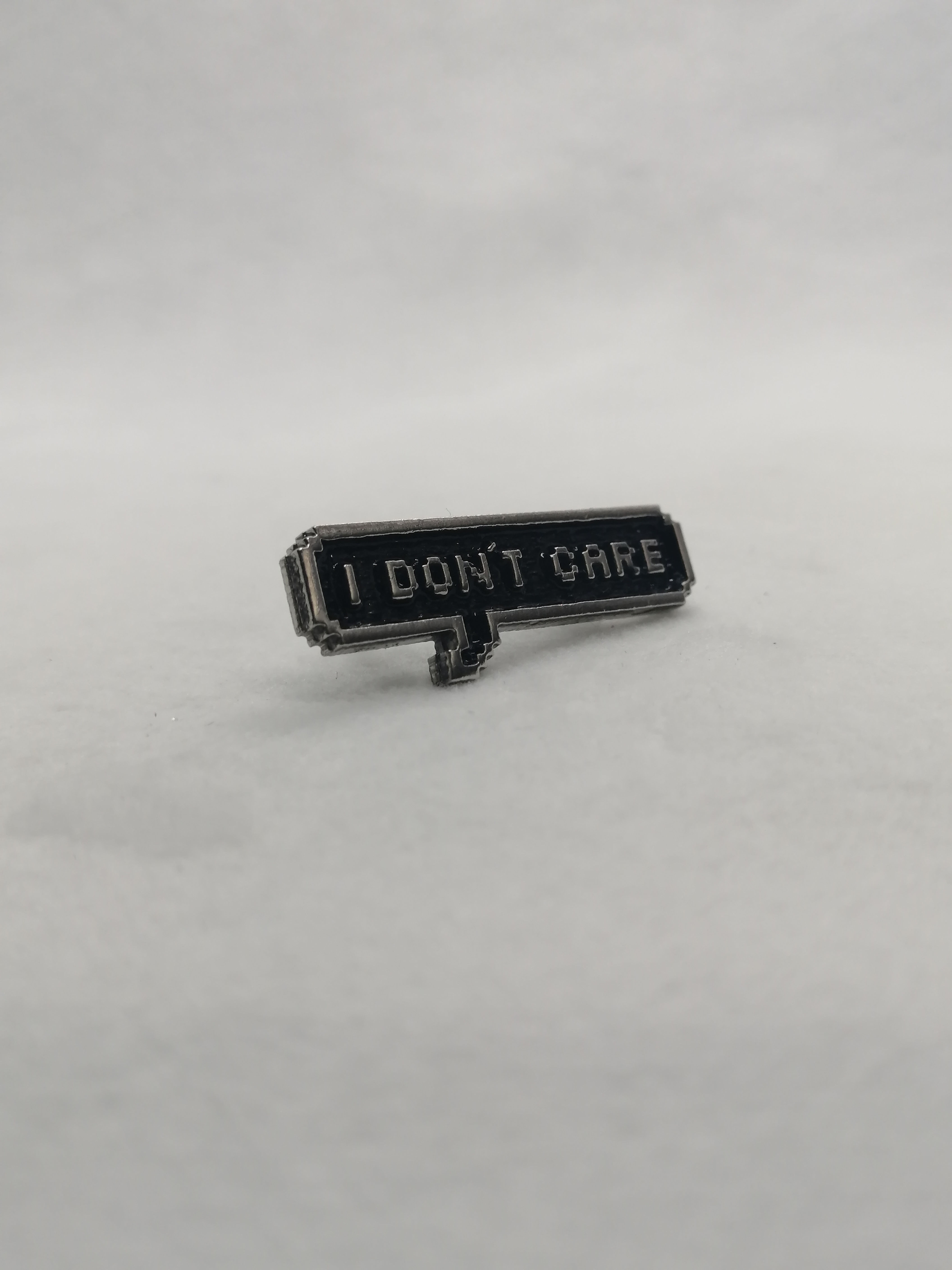 Pin I don't Care Plateado