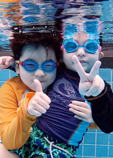 Beginner swim lesson helping kids learn water safety skills