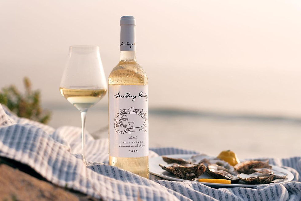 El Albariño de la bodega Santiago Ruiz, bautizada con el nombre del llamado ¿Padre del Albariño', se beneficia del clima fresco para entregar una agradable acidez y sensaciónes florales y minerales, afines toda a la gastronomía de mar. ,