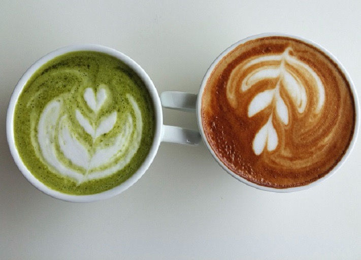 El té Matcha (izquierda) se ha convertido en el foco de interés de las nuevas generaciones. Un reto en marcha es buscar opciones para integrarlo al café.