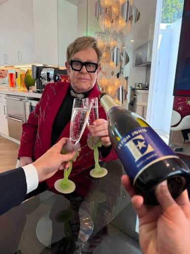 Elton John: reviviendo el arte de compartir con festín de burbujas y cero alcohol.