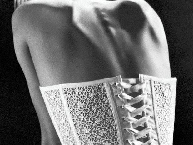 Zwart wit foto van kanten lingerie body met lint sluiting.