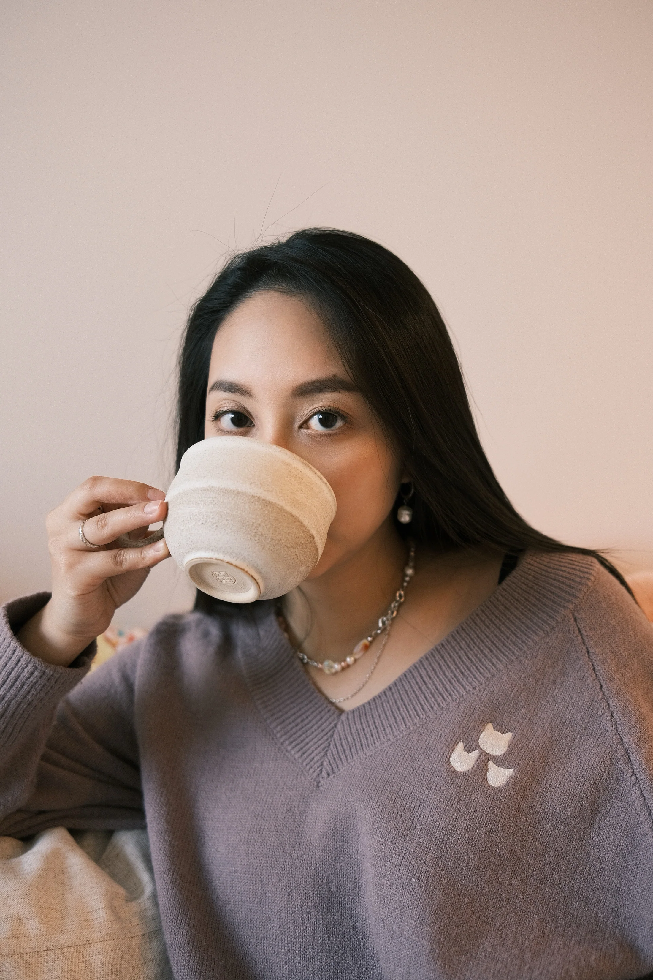 AL_3cat_knitted_cup.webp
