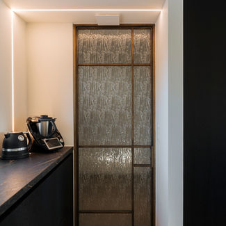 Stalen binnendeur in brons lakwerk met glas in modern interieur – Belgisch high-end maatwerk van EMTS Steeldesign