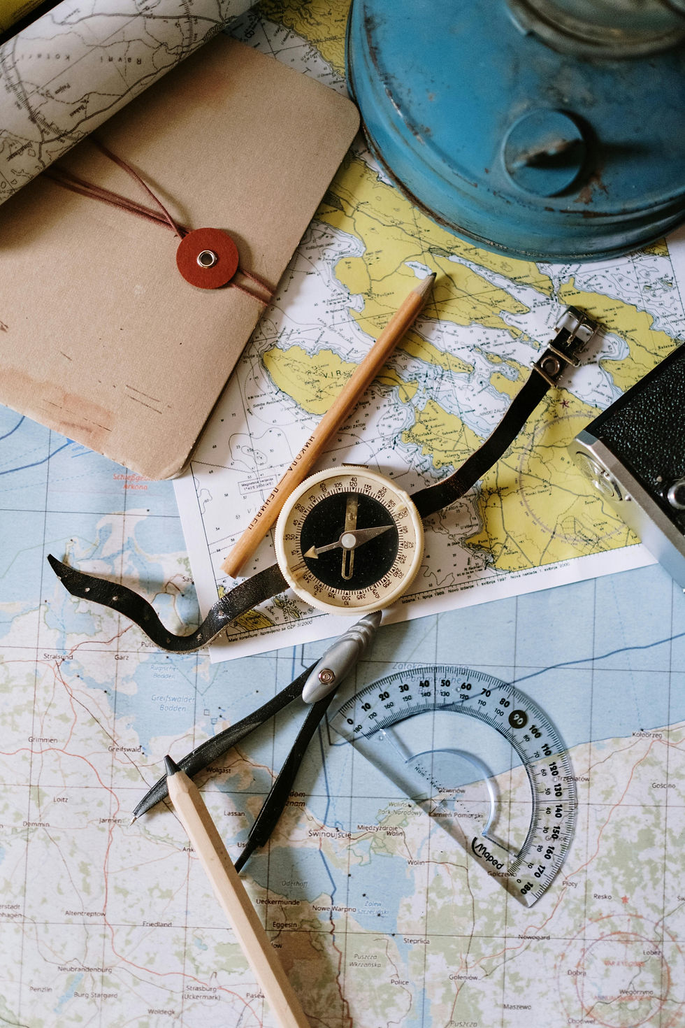Intuition et science cohabite, nous guidant à la fois par instinct et raisonnement, comme naviguer à l'estime, où chaque choix s'appuie sur l’expérience et les repère du moment.