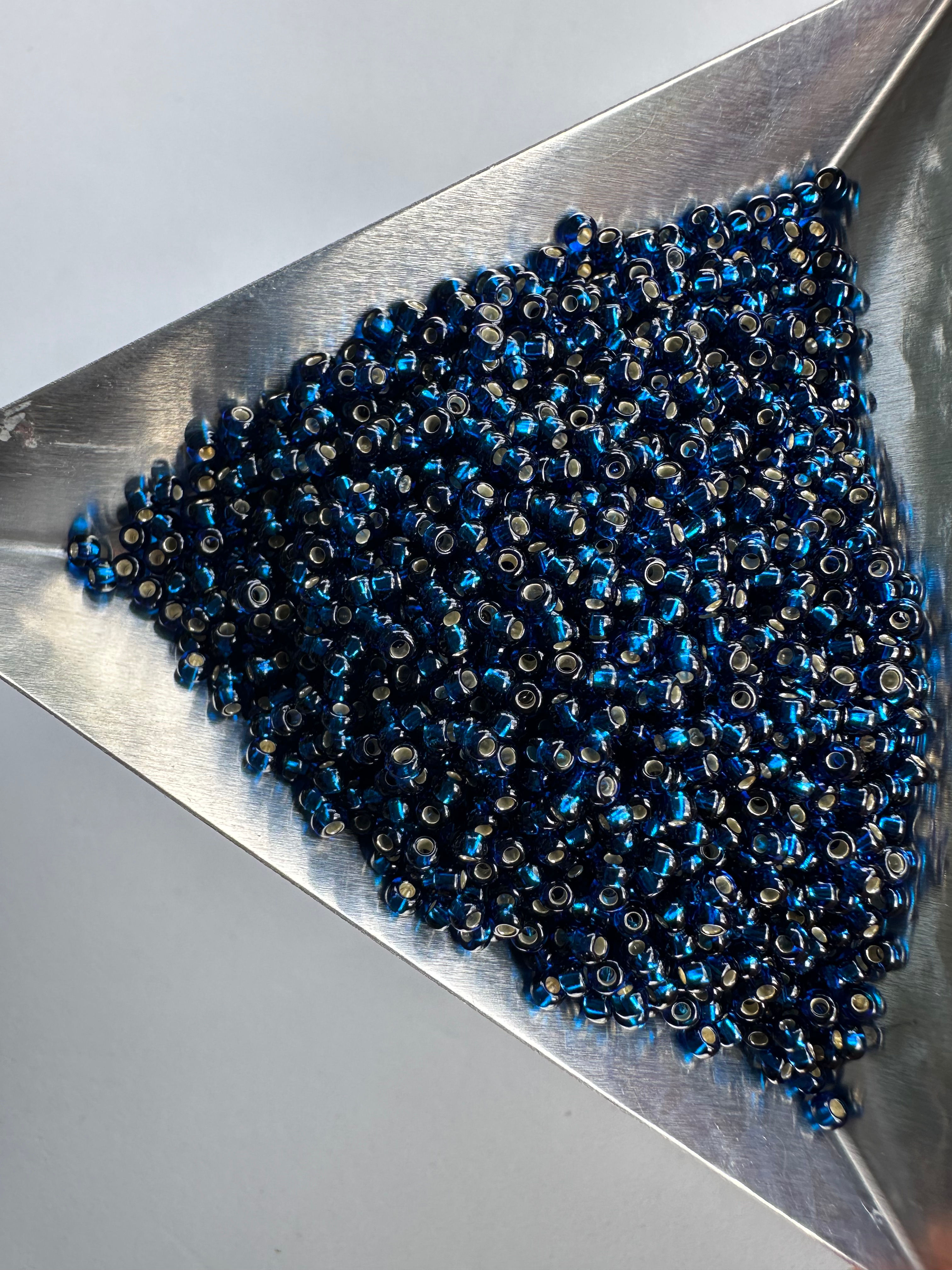67100. 10/0 dark blue. Silver Lined