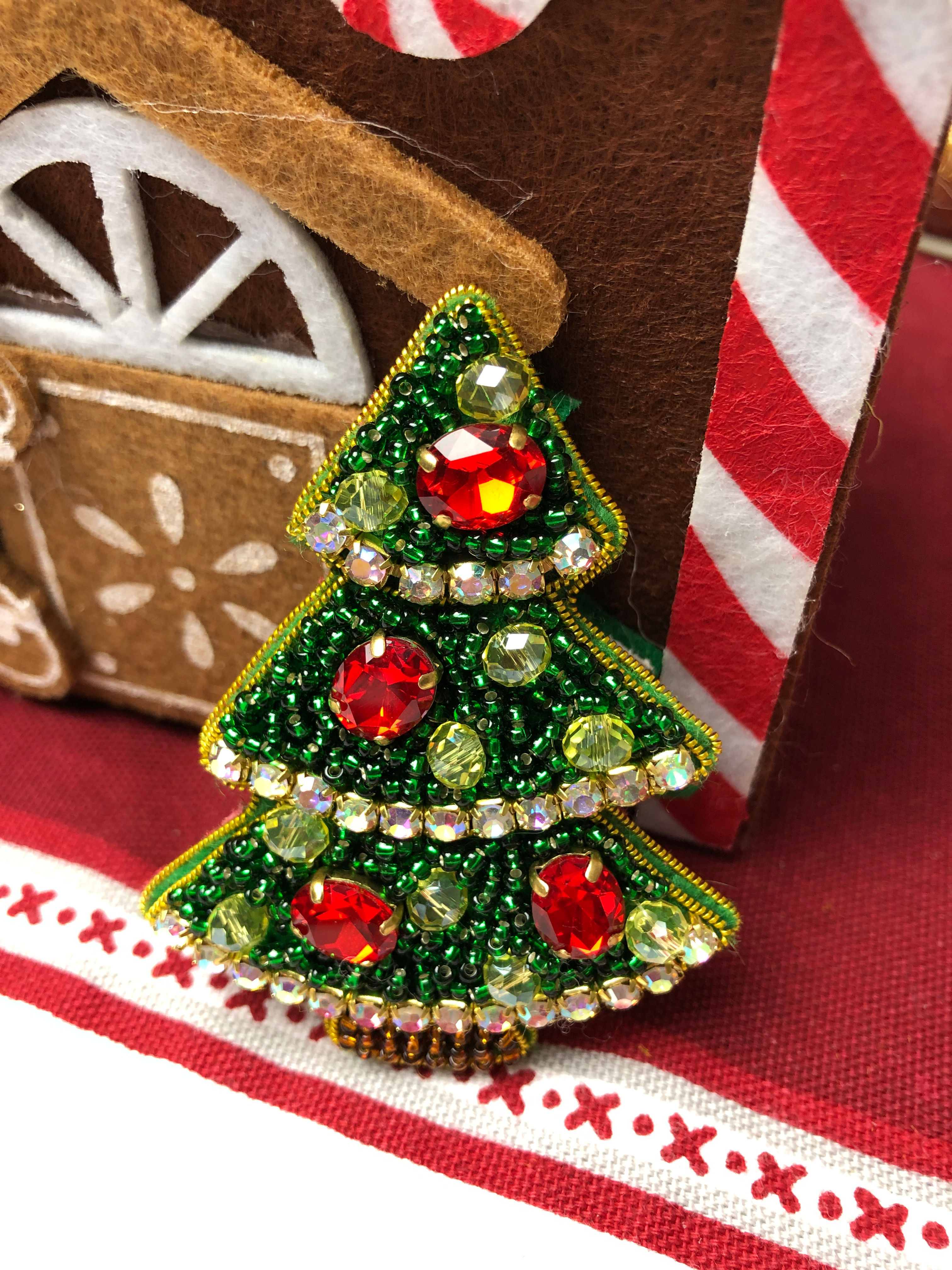 APb093 Brosche Tannenbaum