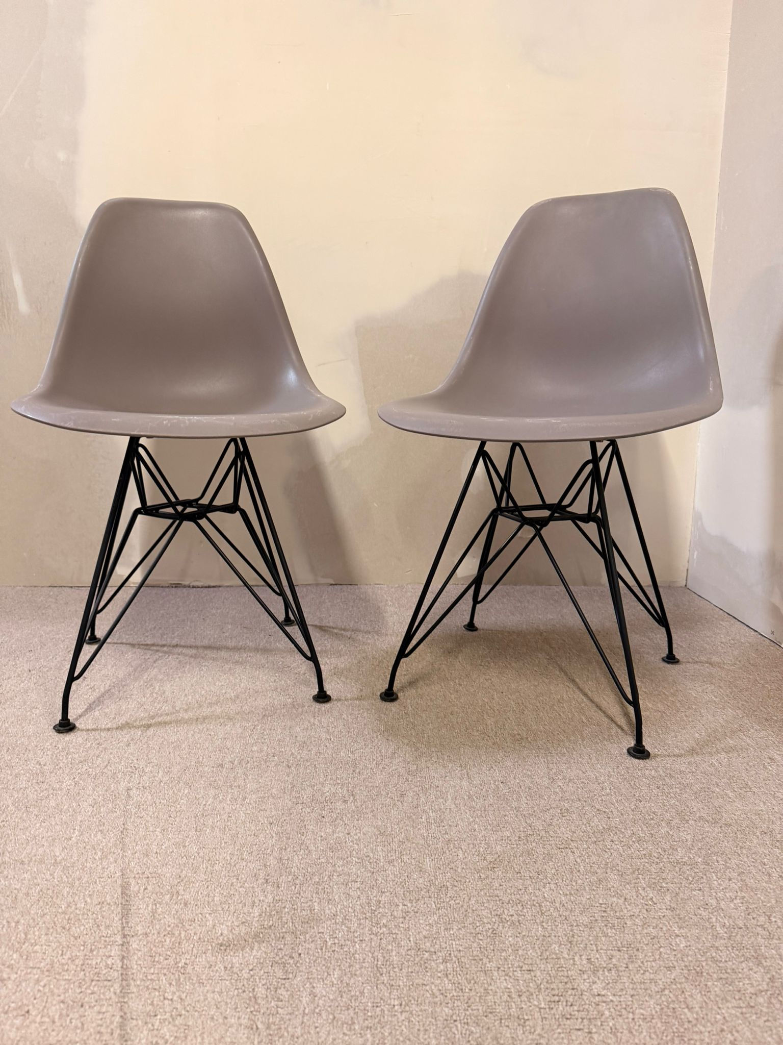 Design Schalenstuhl grau ähnlich wie Vitra Eames