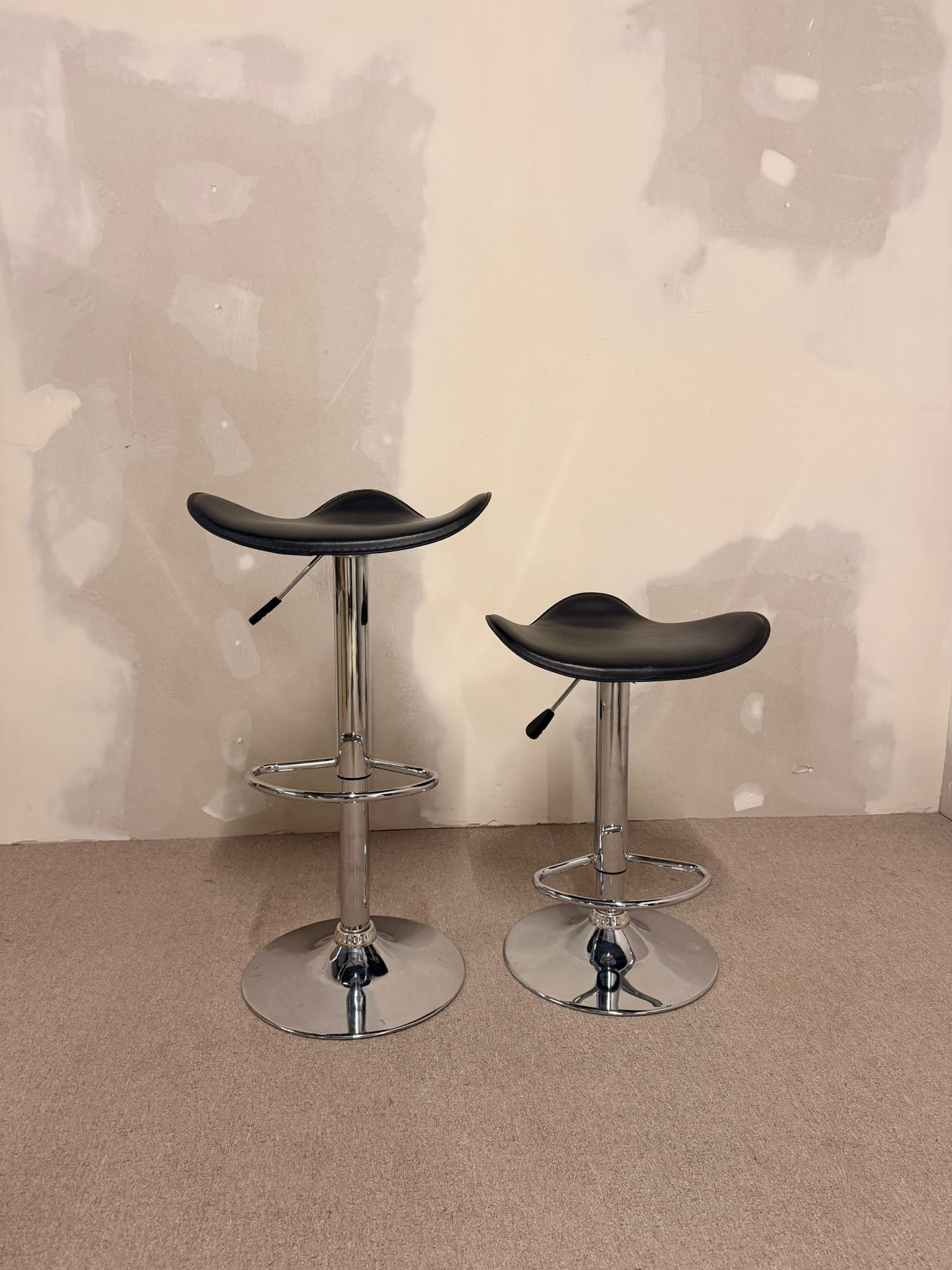 2 Barhocker höhenverstellbar schwarz Chromfuss, Hochstuhl