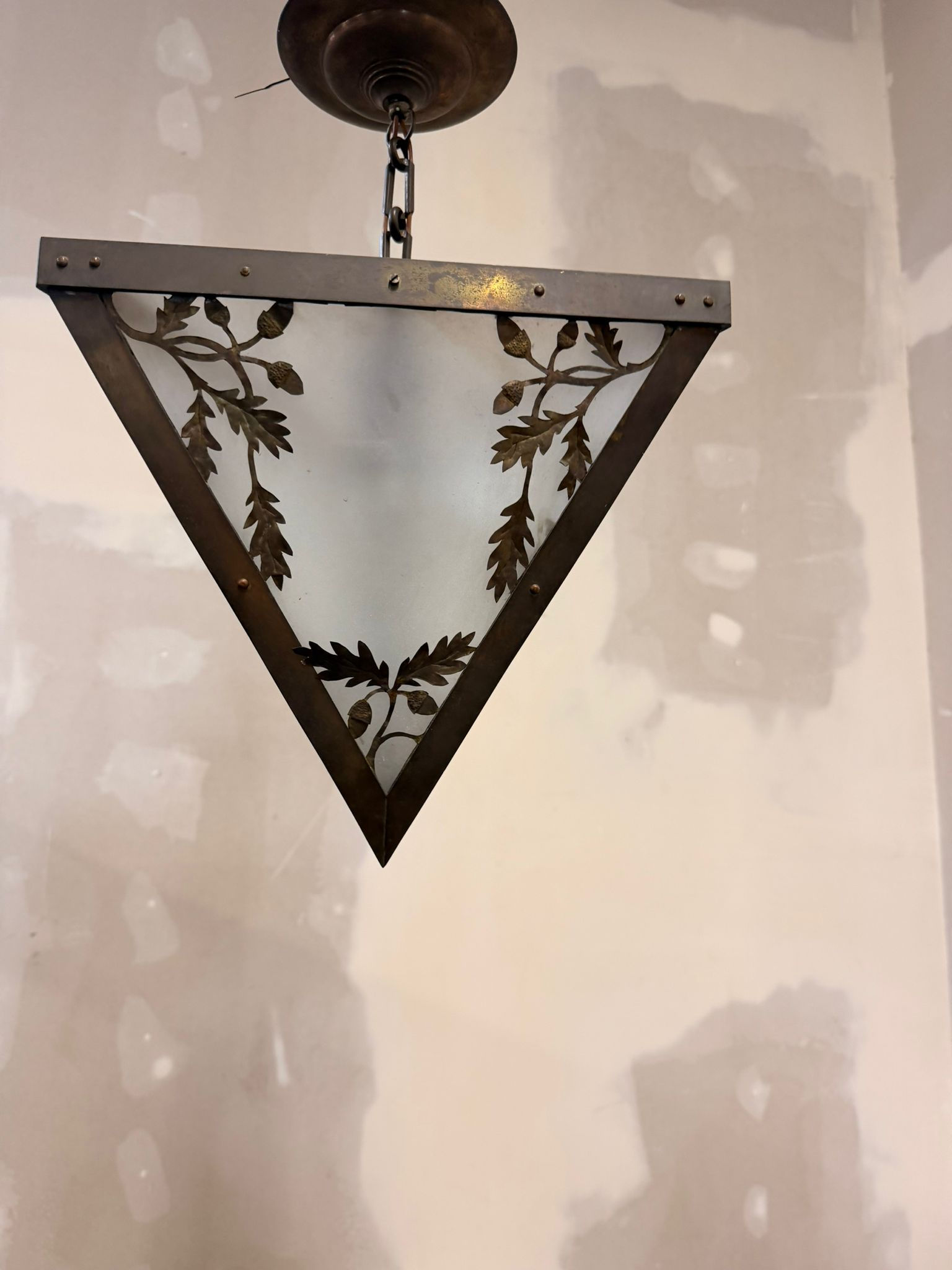 Vintage Dreieck Lampe mit Eichenmuster aus Schmiedeeisen