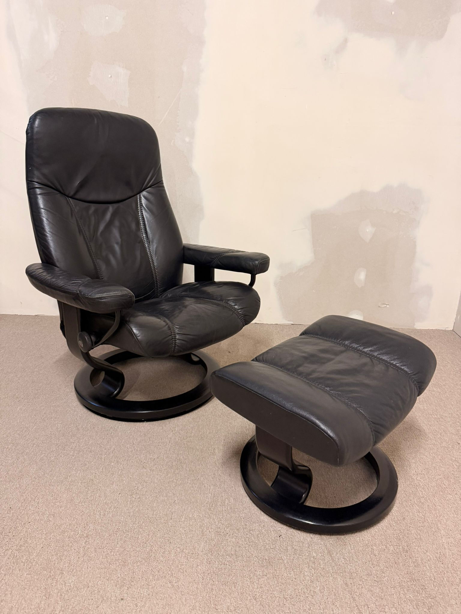 Stressless Consul Relaxsessel mit Hocker aus Leder, schwarz
