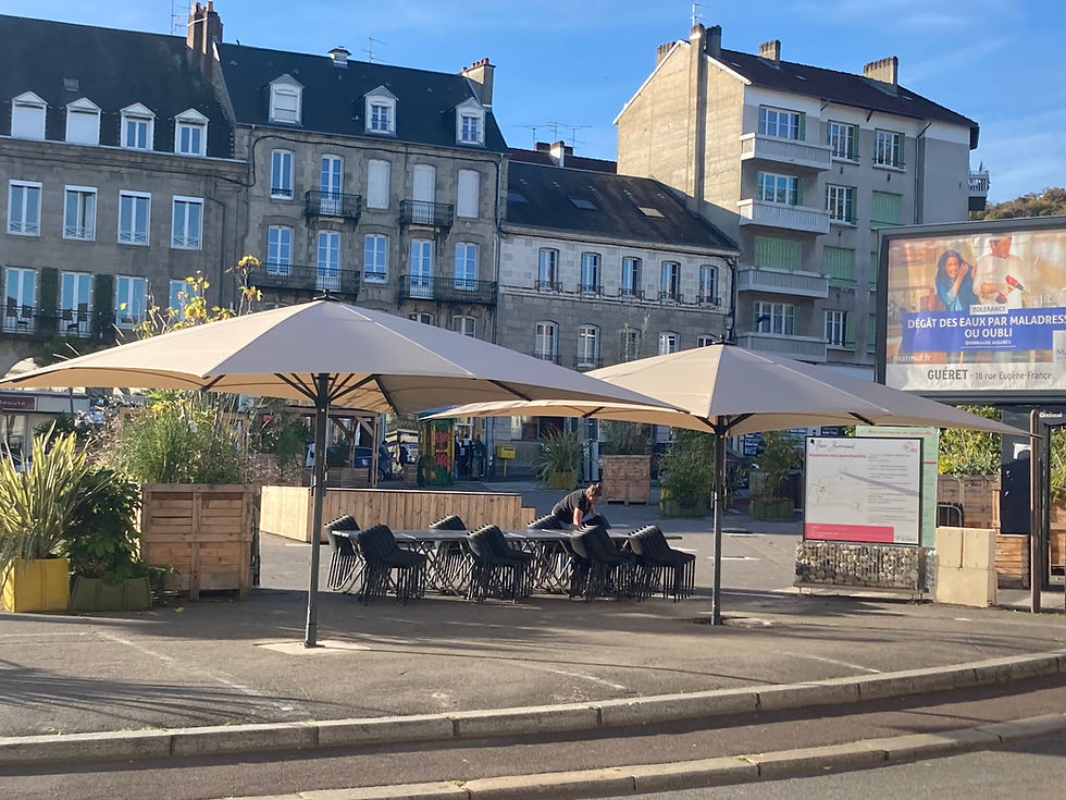 Agencement de la terrasse du grand café avec les parasols géants Jumbrella