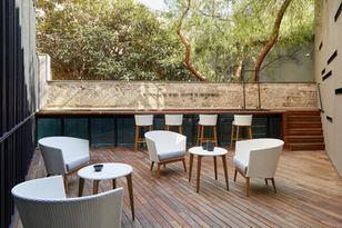 Fauteuil outdoor Point1920 sur terrasse d’hôtel, design élégant