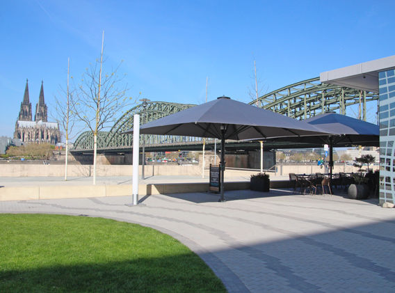 Les parasols Jumbrella XL de chez Bahama pour les grandes Brasseries