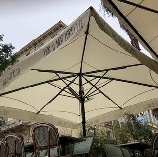 Parasol Jumbrella 5x5 m avec éclairage LED RGB, charge USB, chauffages et parois latérales sur la terrasse du Casa Di Giorgio à Montpellier.