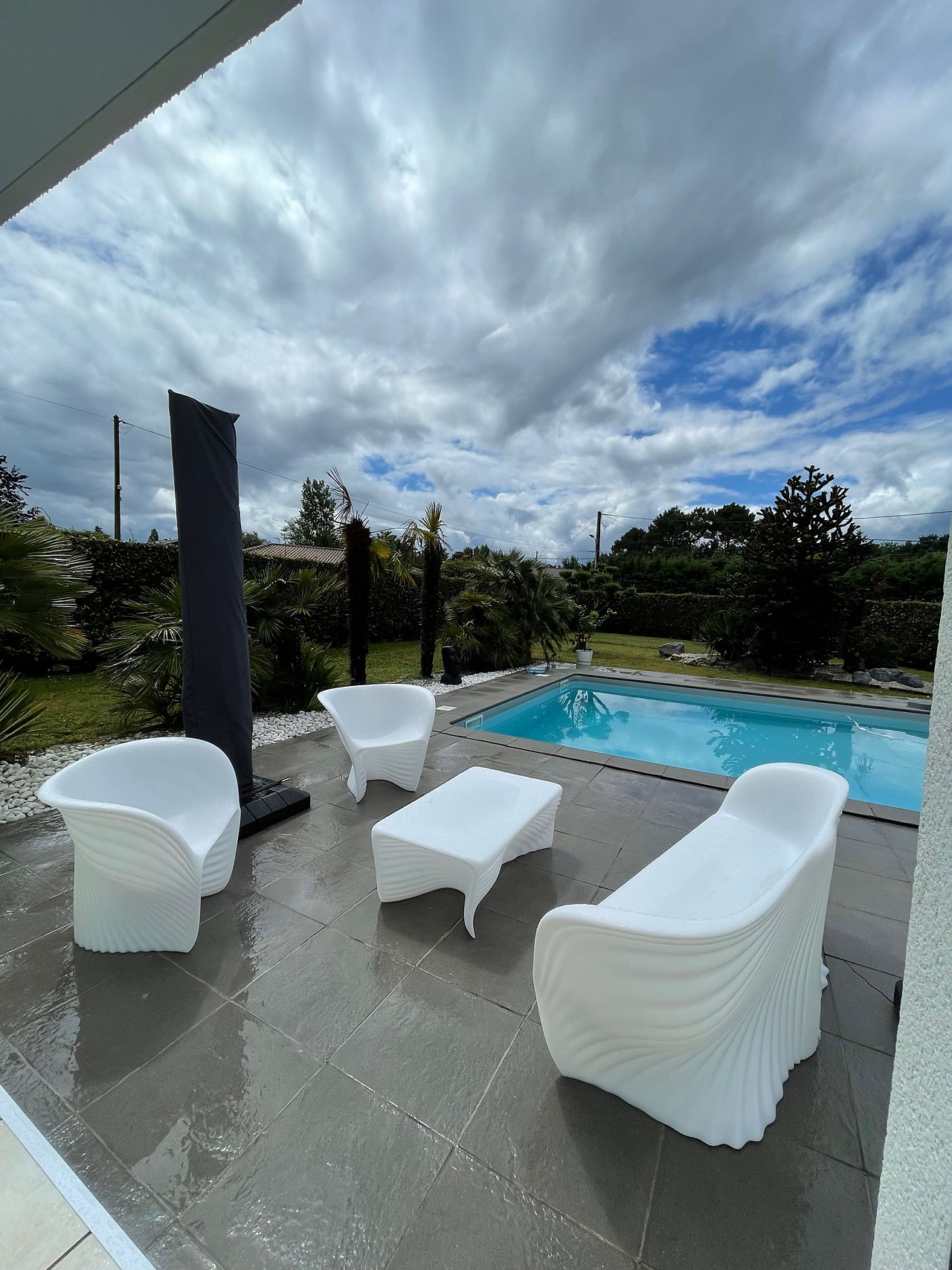 Installation du salon de jardin Vondom® Biophilia avec éclairage sur une terrasse de piscine à Cadaujac.