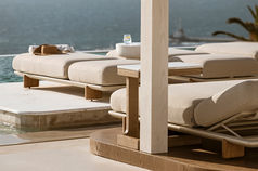 Daybed Milos Vondom – mobilier spa et suite hôtel de luxe, design organique avec aluminium laqué et pieds en iroko.