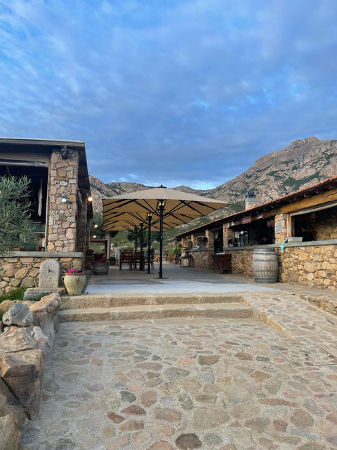 Parasols Jumbrella Bahama avec éclairage installés à U Nichjaretu, Calvi, Corse, en partenariat avec Depan'stores et O Grands Bains