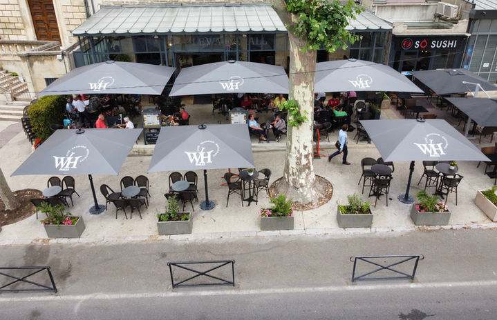 Parasols géants Jumbrella - les terrasses des professionnels - de la restauration.