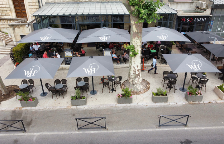 Parasols géants Jumbrella - les terrasses des professionnels - de la restauration.