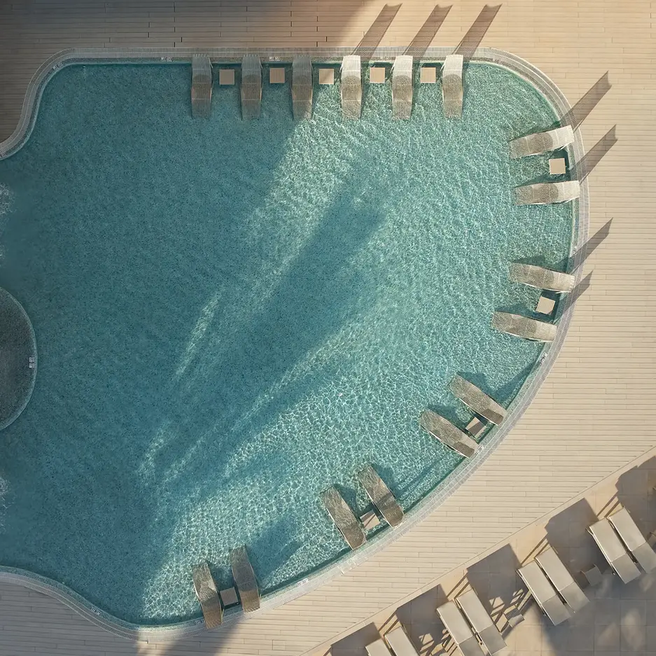 Bains de soleil Spritz et Ibiza de Vondom autour de la piscine de l'hôtel Mondrian à Ibiza, élégants et confortables pour un espace de détente extérieur.