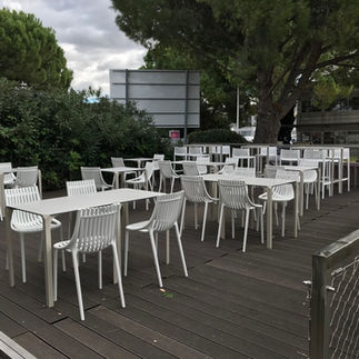 Mobilier Vondom Ibiza, Spritz et Quartz installé au restaurant Class'Coute à Nîmes.
