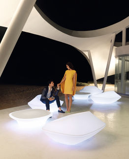 Fauteuil Vondom moderne avec table basse élégante pour hôtels de prestige
