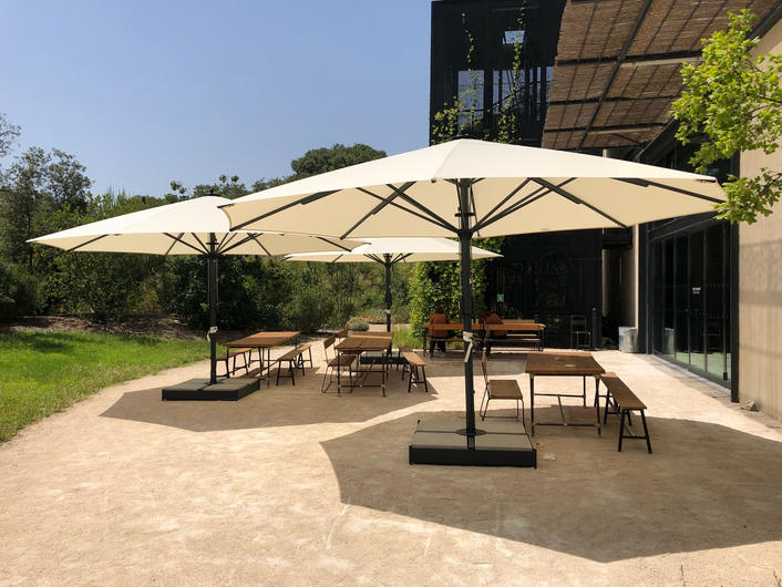 Installation de 3 parasols géants sur la terrasse du centre de Formation Luma