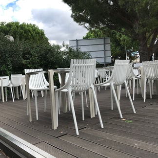 Mobilier design Vondom Ibiza, Quartz et Spritz apportant une touche contemporaine à la terrasse du restaurant Class'Coute à Nîmes.