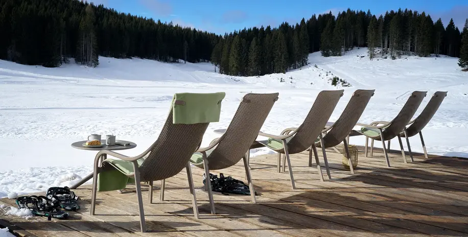 Chaises sur la terrasse d'un restaurant de montagne