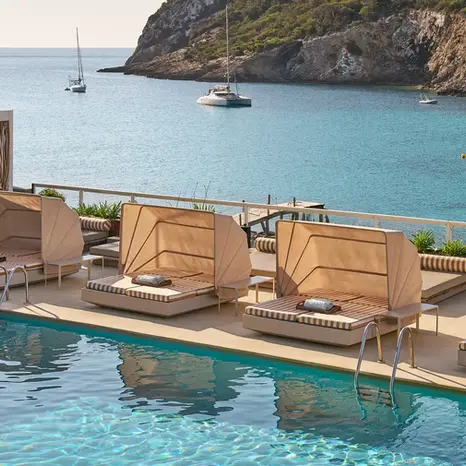 Daybeds Vela de Ramón Esteve sur la terrasse extérieure de l'hôtel Mondrian à Ibiza, élégants et résistants pour un confort prolongé.