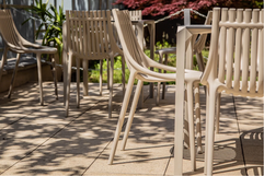 chaise-biza-table-quartz-vondom-terrasse-restaurant.jpeg