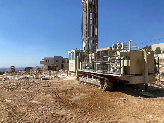 מכונת קידוחי מיקרופייל עובדת בפרוייקט בשומרון של אחים נמי בע"מ
