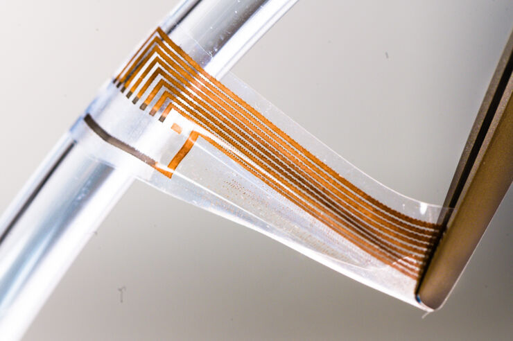 The soft electrodes developed by Klas Tybrandt's research group at Linköping University are stretchable to follow the body's movements without damaging tissue. They consist of extremely thin threads of gold and soft silicone rubber. @ Thor Balkhed