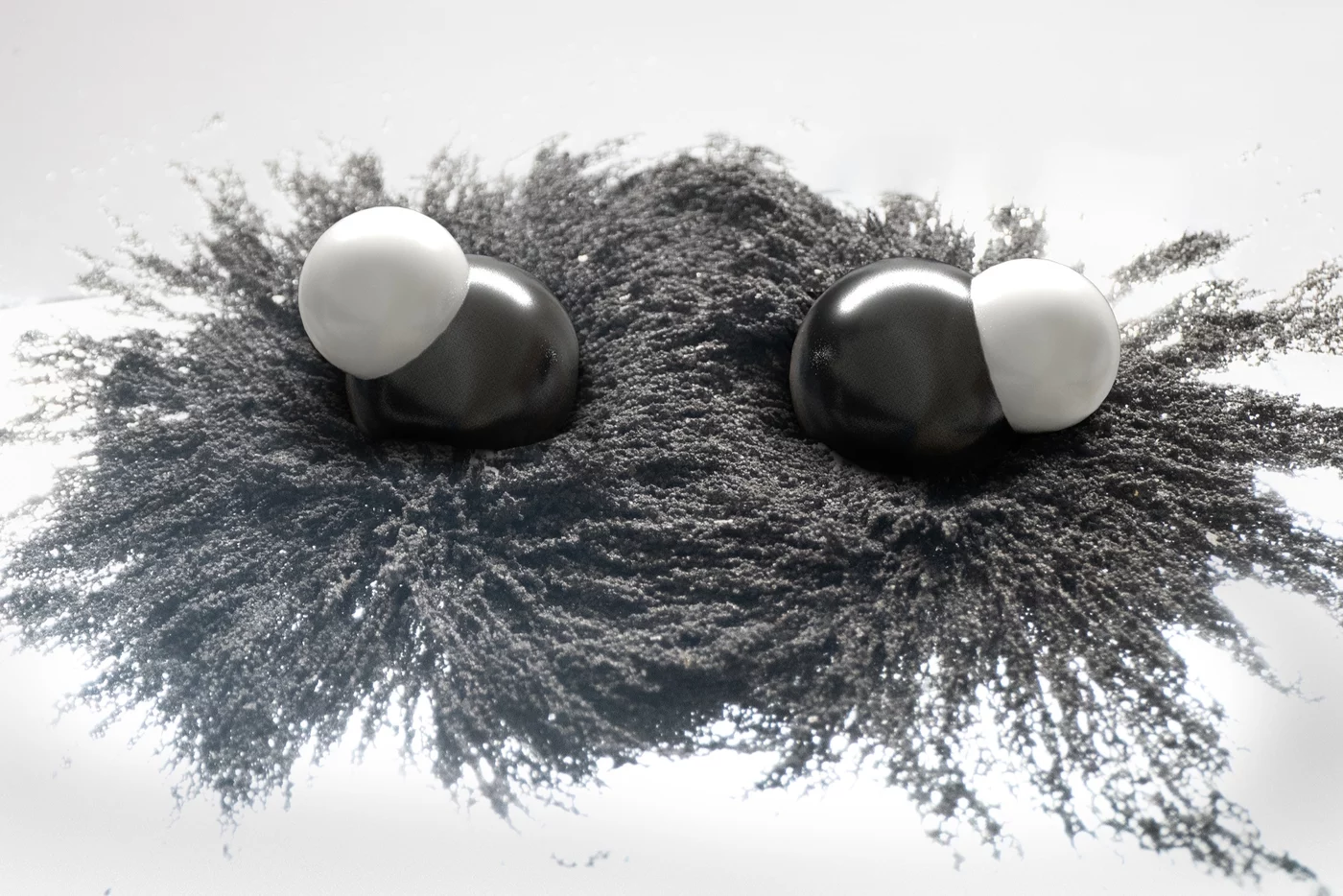Two diatomic molecules sit in an intermolecular potential, here represented by iron powder indicating the field lines through which two molecules are bound. @ Christoph Hohmann, MCQST