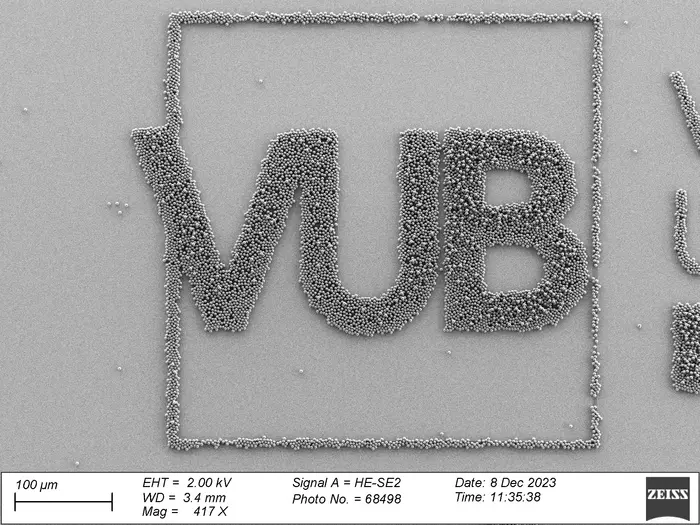 AFM image of microparticles printed in the controlled shape of the VUB logo. The scale is 100µm, the thickness of a human hair. @ Ignaas Jimidar