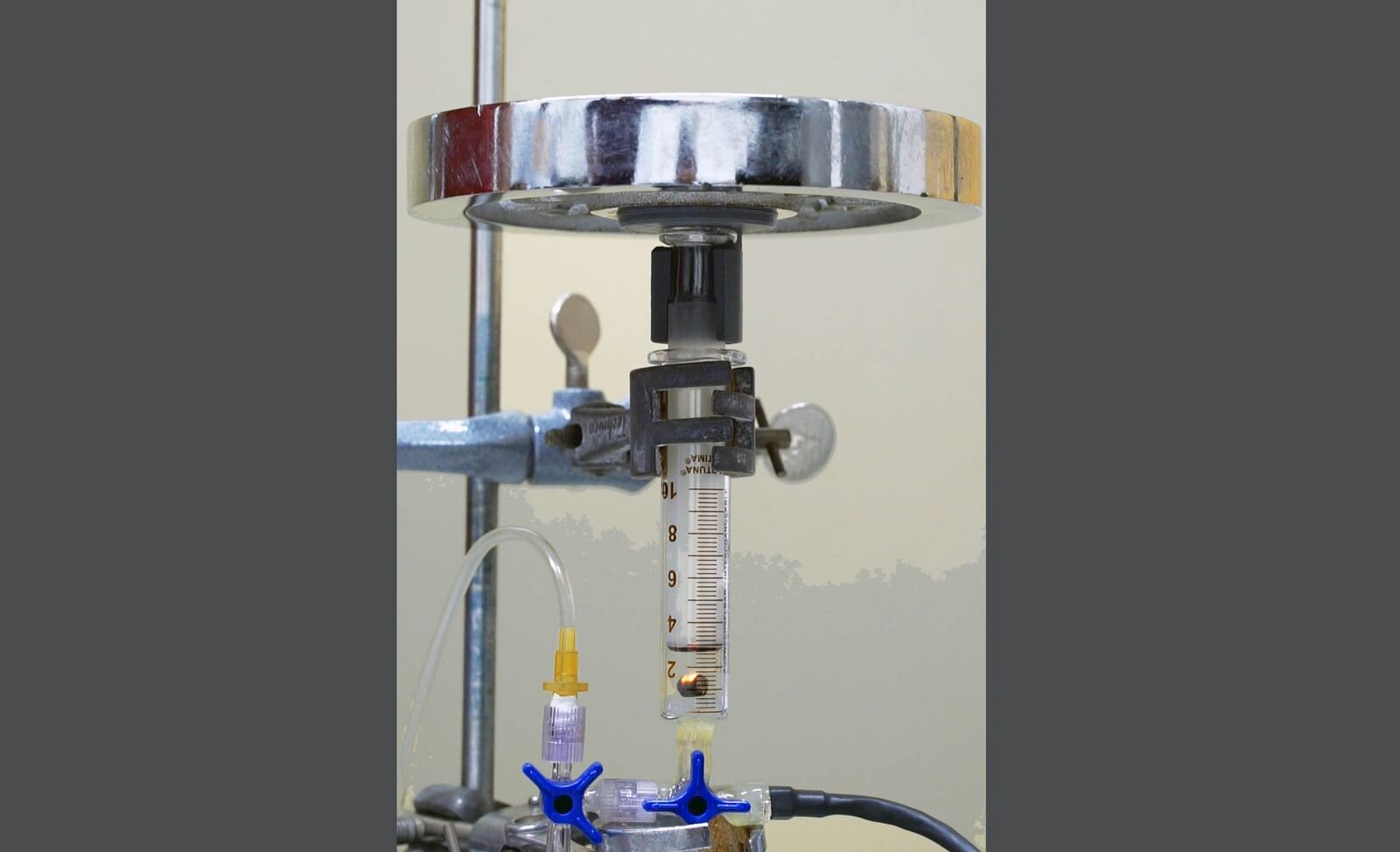 As a research team led by material scientists from CAU has now discovered, a few milligrams of aerographene (at the bottom of the pressure cylinder in the picture), for example, are enough to lift a weight of 2 kilograms - by a blast of air generated when the material is heated. @ Florian Rasch