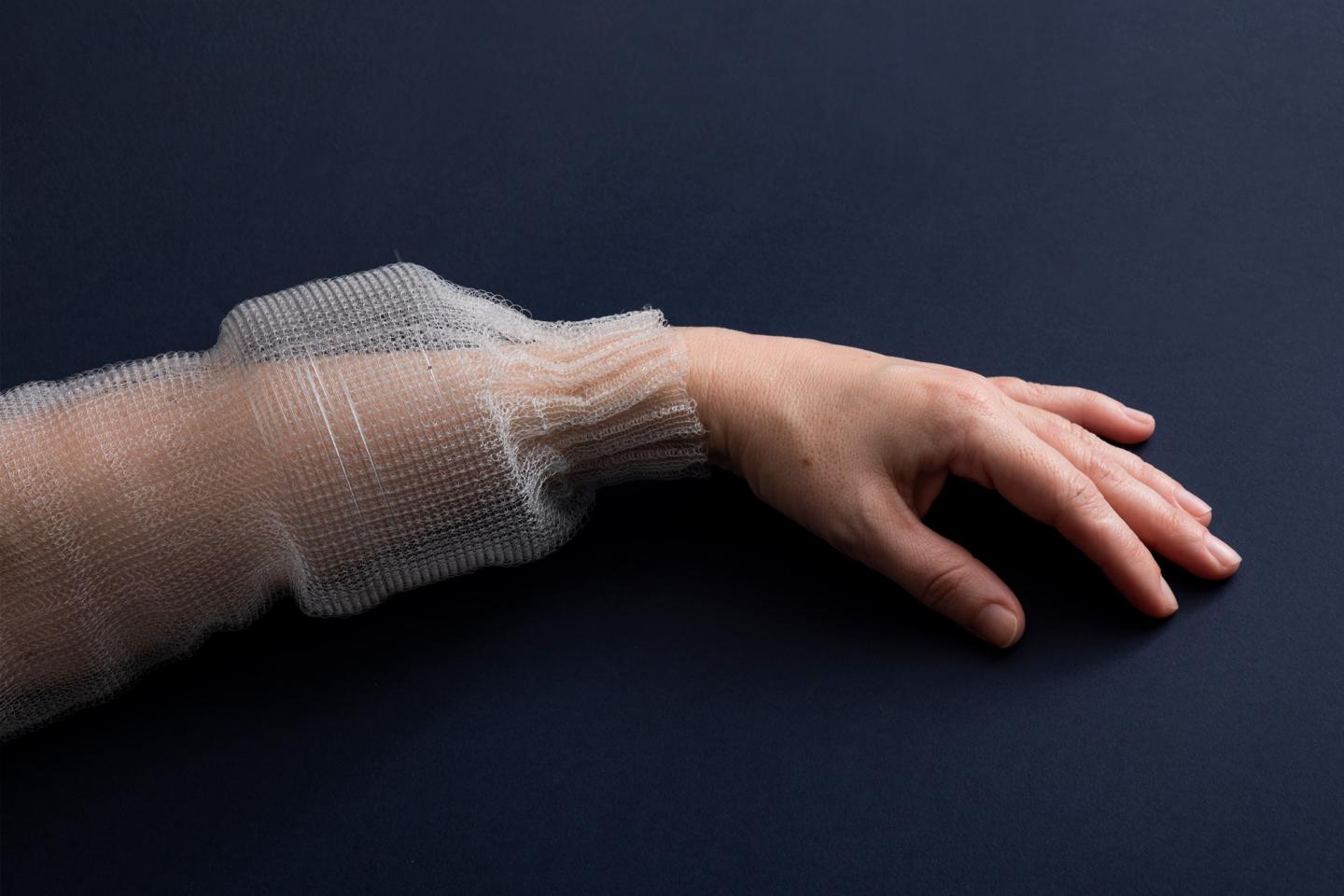 MIT researchers have created the first fabric-fiber to have digital capabilities, ready to collect, store and analyze data using a neural network. @ Image: Anna Gittelson. Photo by Roni Cnaani.