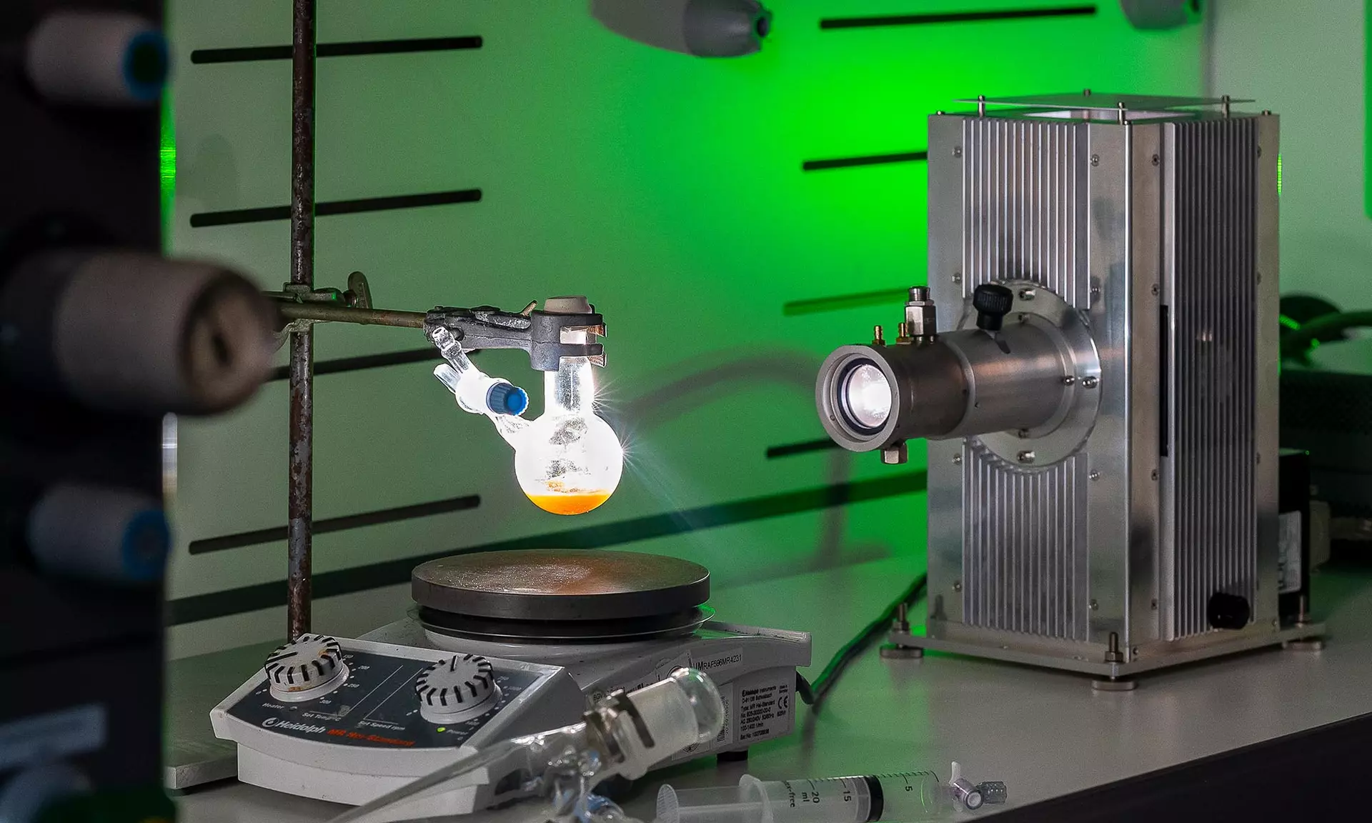 Generating energy from light: The newly developed "nanozyme," a yellow powder, mimics the properties of enzymes involved in photosynthesis. @ Astrid Eckert / TUM