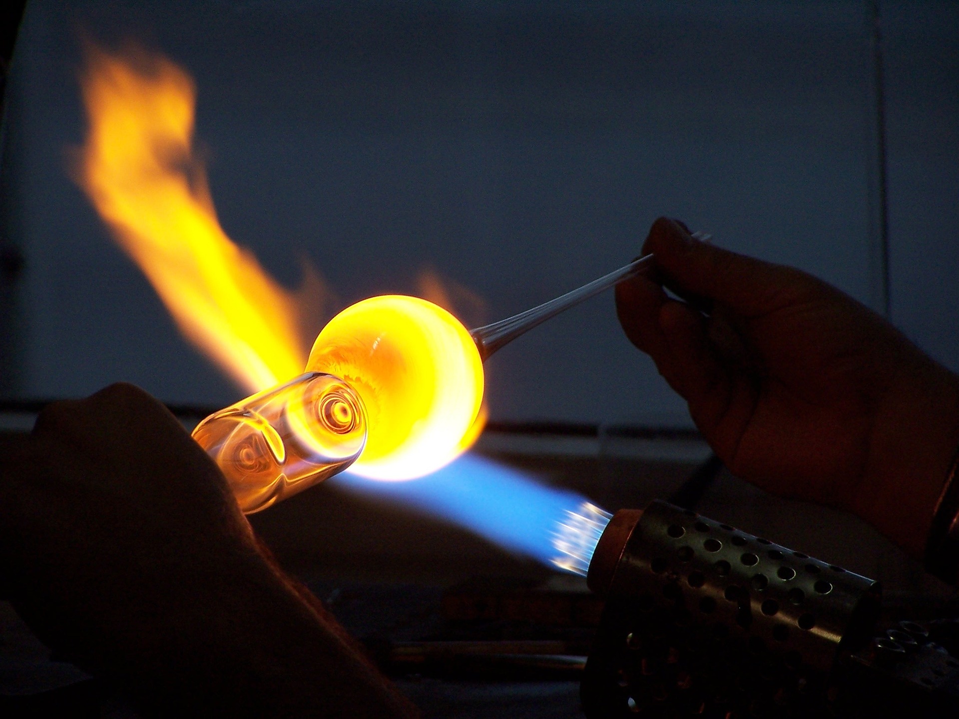 Common annealing of glass uses heat to melt it and afterwards some variation of cooling to set specific properties in place. The experiment using X-rays shows that completely other properties could come from non-thermal annealing. @ Pixabay, Wolfram Linden