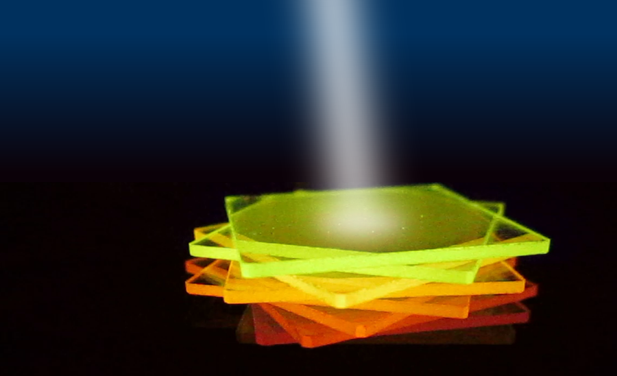 The active film for the novel sensor concept is only as thick as a human hair, here processed on thin glass substrates, and exhibits a wavelength-dependent luminescence. @ Anton Kirch