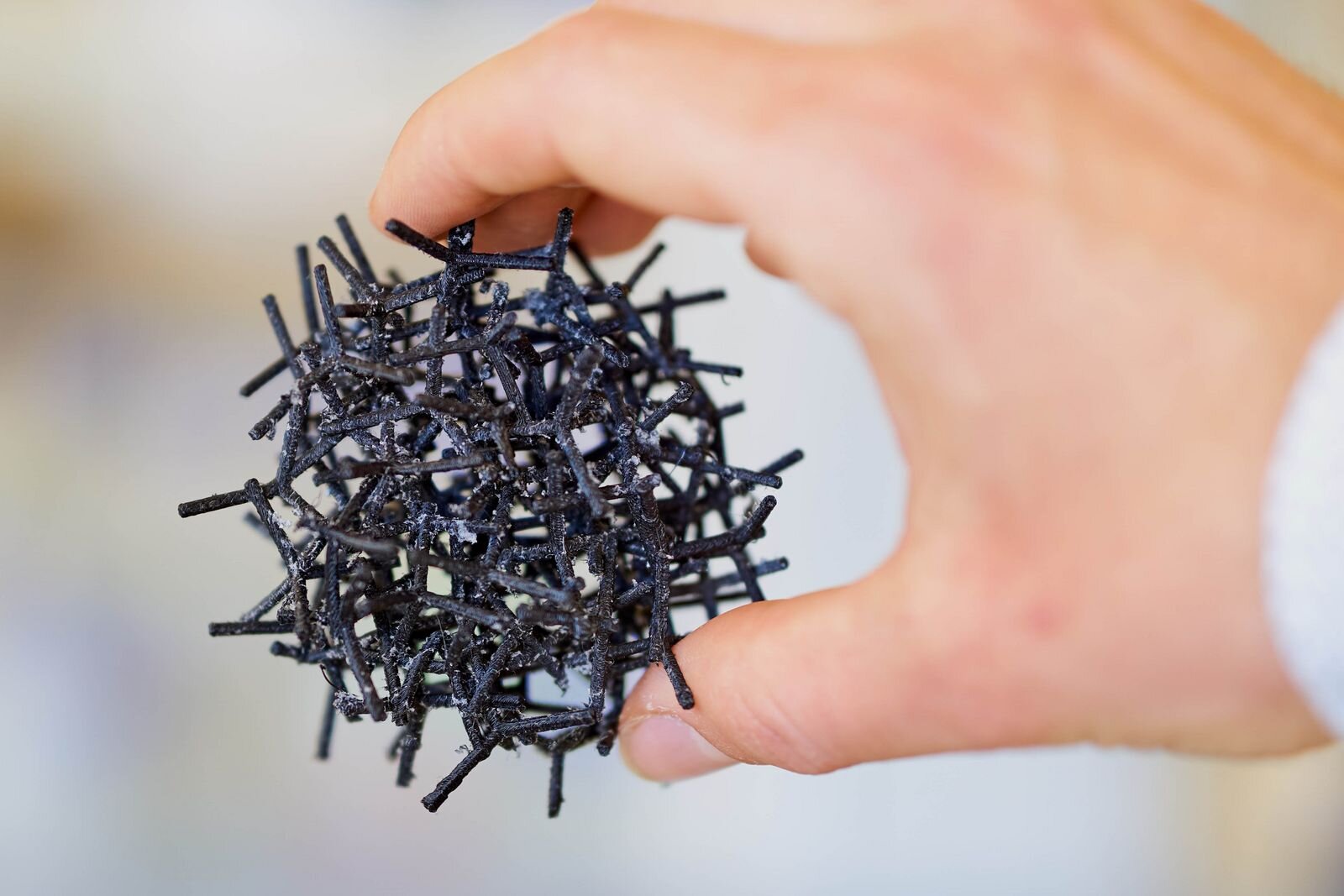 The model shows the filigree internal structure, a network of graphene tubes that makes aerographene so lightweight and conductive. @ Julia Siekmann, Uni Kiel