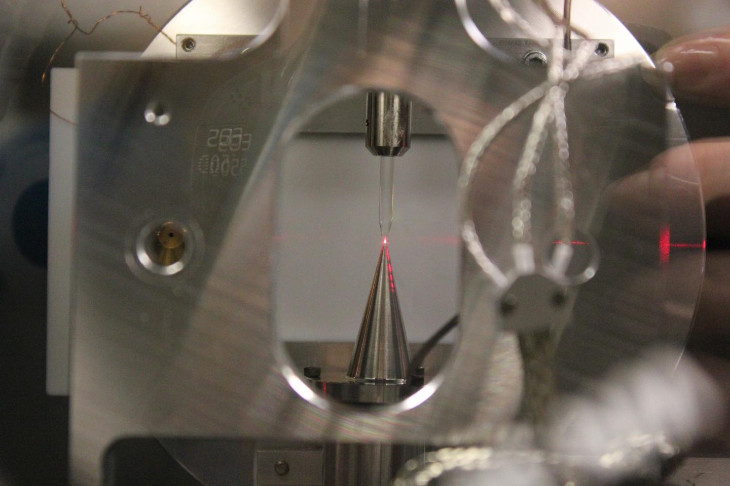The scientists inject water from above into the analysis chamber, where it forms a short microjet that meets a laser beam. @ ETH Zurich / Inga Jordan