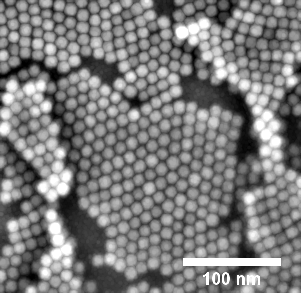 When magnetite nanoparticles are sprayed with the solvent toluene, a hexagonal layer forms, as examination with the electron microscope shows. @ DESY, Arno Jeromin
