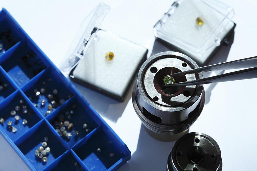In 2015, German researchers showed that hydrogen sulfide reaches superconductivity at -70°C when the material is exposed to enormous pressure using diamond anvil cells. @ Thomas Hartmann