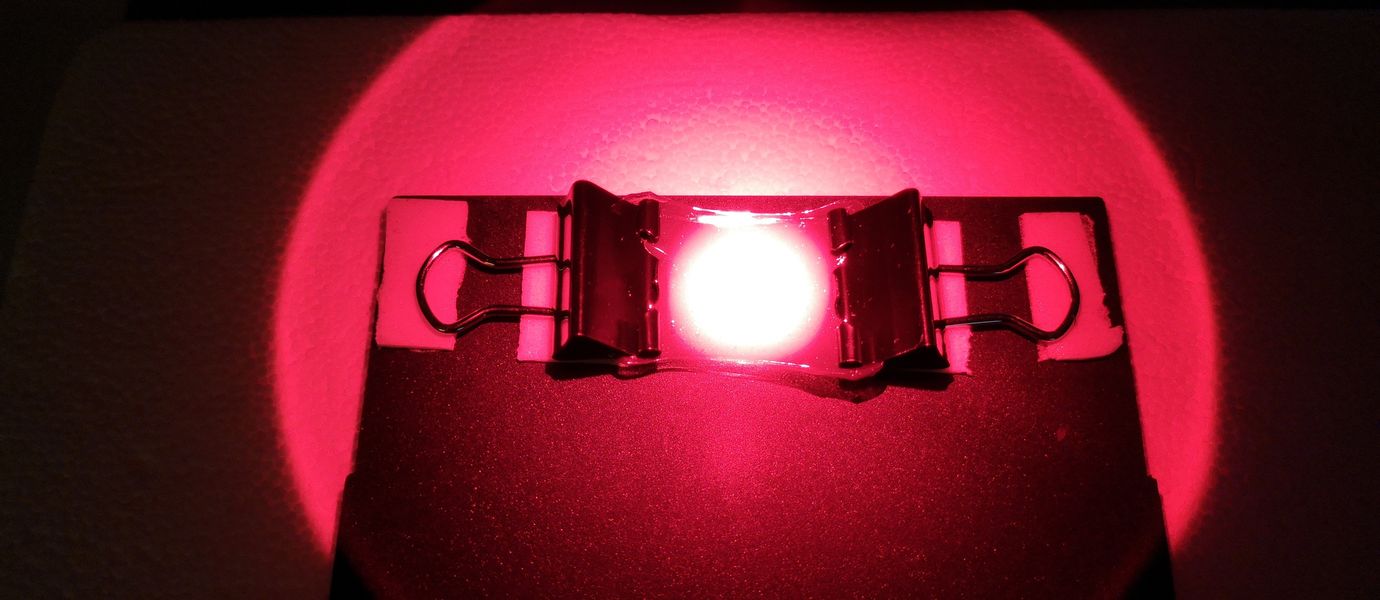 In this experiment, the gel is being activated by a red LED before the researchers measure the light it transmits. @ Joonas Ryssy