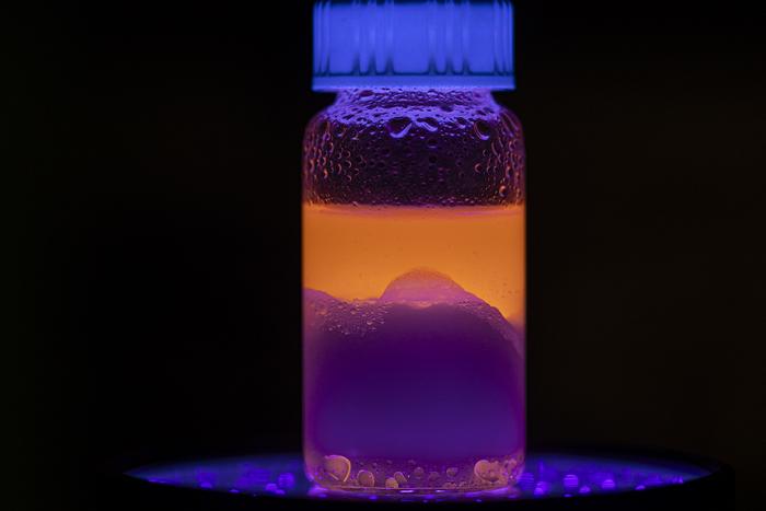 Once mixed with water and allowed to reseparate, the solvent floats back to the surface, carrying the nanoplastics within its molecular structure. @ Sam O’Keefe/University of Missouri