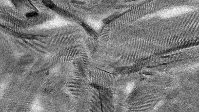 A transmission electron microscopy cross-section shows how thin these layers of metal are; each one is thinner than a strand of DNA. @ Francisco Lagunas