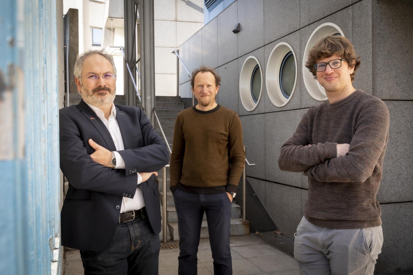 from left: The physicists Gerald Kothleitner (TU Graz), Ulrich Hohenester (Uni Graz) and Georg Haberfehlner (TU Graz), together with French experts, have succeeded for the first time in visualizing temporal distortions of the atomic lattice on the surface of materials in three dimensions. @ Lunghammer - TU Graz